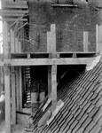 835512 Afbeelding van de in steigers staande zuidwestelijke hoekpijler van de onderbouw van de Domtoren (Domplein) te ...